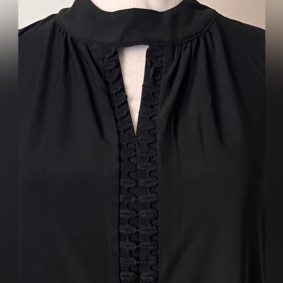 Black Keyhole Neck Sleeveless Blouse - Picture 2 of 5